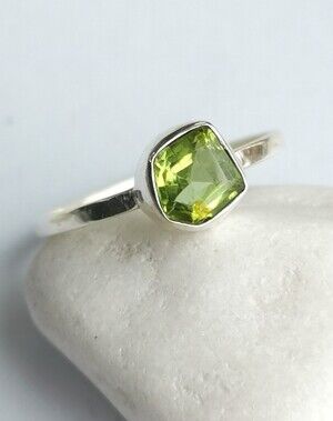 Small Freeform Peridot Gemstone Ring Sterling Silver Size 7 🆕
